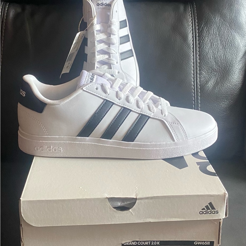 Adidas Cloud white unisex sneakers with black stripes